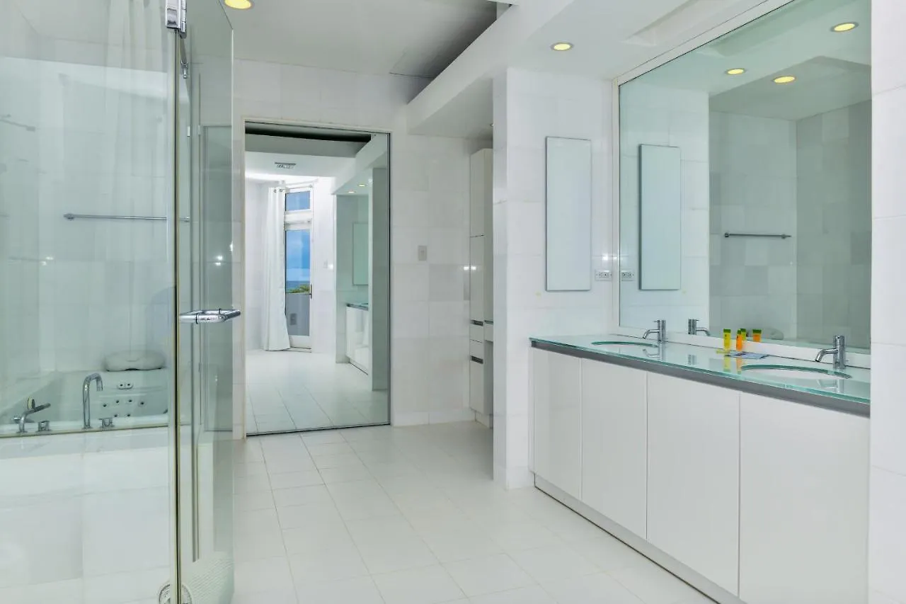 Willa Ocean Front 8-Bedroom 7-Bath Sunset Views Malmok! Palm Beach