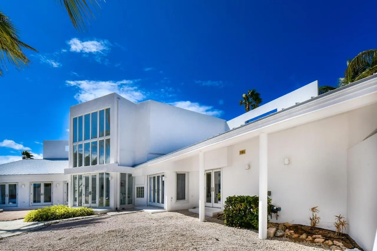 Willa Ocean Front 8-Bedroom 7-Bath Sunset Views Malmok! Palm Beach
